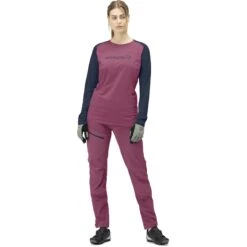 Norrona Fjørå Equaliser Lightweight Langarmshirt Damen - Violet Quartz/Indigo Night 10 Norrona Fjørå Equaliser Lightweight Langarmshirt Damen - Violet Quartz/Indigo Night -Norrona norrona fjora equaliser lightweight long sleeve shirt women violet quartz indigo night model 1 1399580