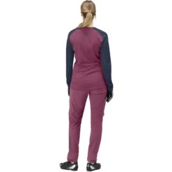 Norrona Fjørå Equaliser Lightweight Langarmshirt Damen - Violet Quartz/Indigo Night 11 Norrona Fjørå Equaliser Lightweight Langarmshirt Damen - Violet Quartz/Indigo Night -Norrona norrona fjora equaliser lightweight long sleeve shirt women violet quartz indigo night model 2 1399581