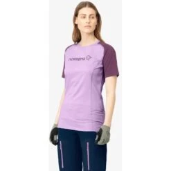 Norrona Fjørå Equaliser Lightweight T-Shirt Damen - Dark Purple/Violet Tulle 10 Norrona Fjørå Equaliser Lightweight T-Shirt Damen - Dark Purple/Violet Tulle -Norrona norrona fjora equaliser lightweight t shirt women dark purple violet tulle 4 1126783