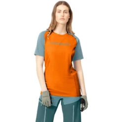 Norrona Fjørå Equaliser Lightweight T-Shirt Damen - Orange Popsicle/Tourmaline
